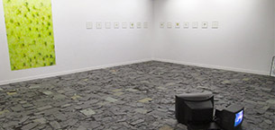 photo galerie du phakt avec le sol recouvert d'ardoise et les tableaux au mur